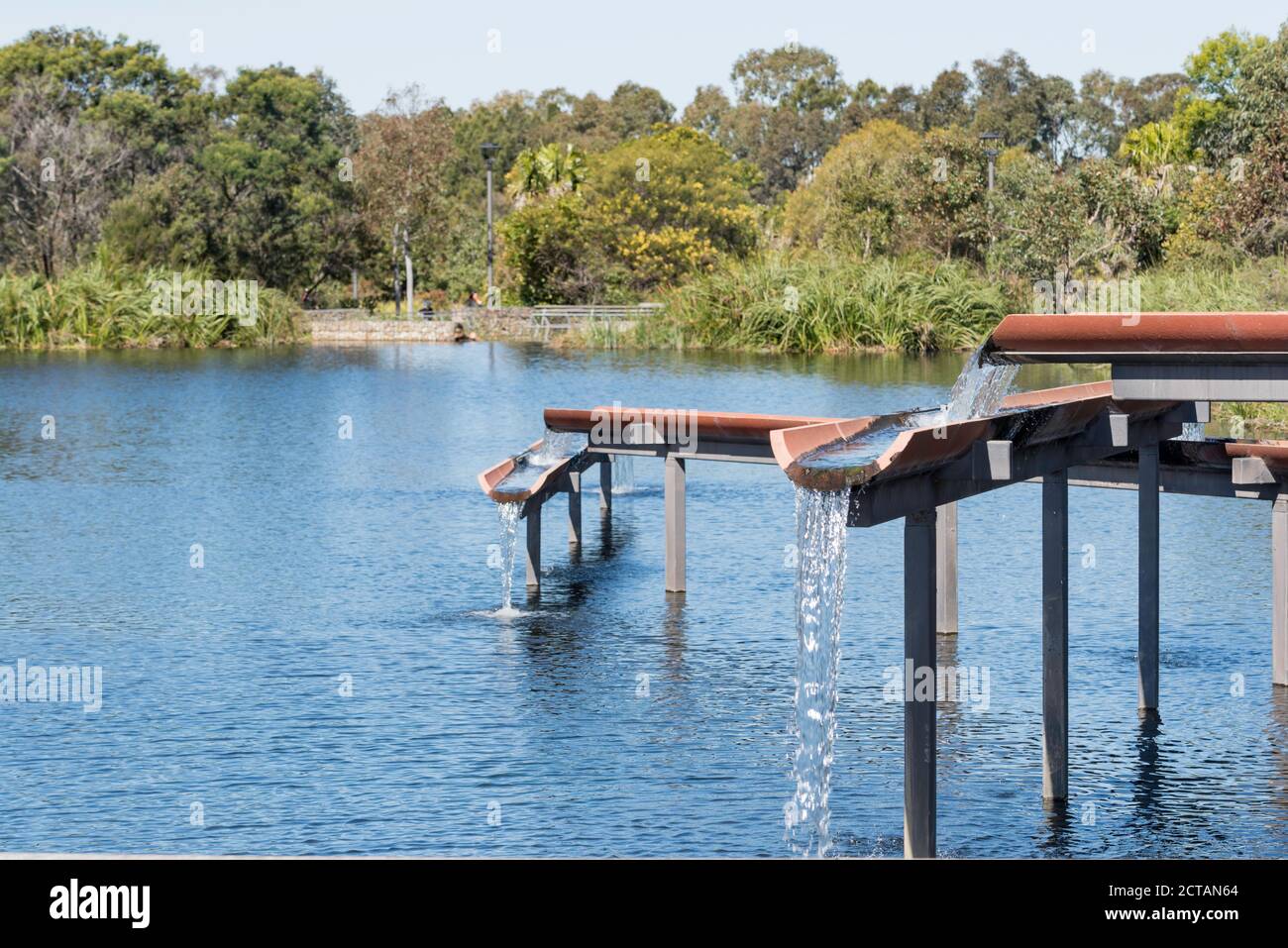 Water Falls è un'installazione di opere d'arte ambientale nel West interno, Sydney Park ad Alessandria, Sydney da Jennifer Turpin e Michaelie Crawford Foto Stock