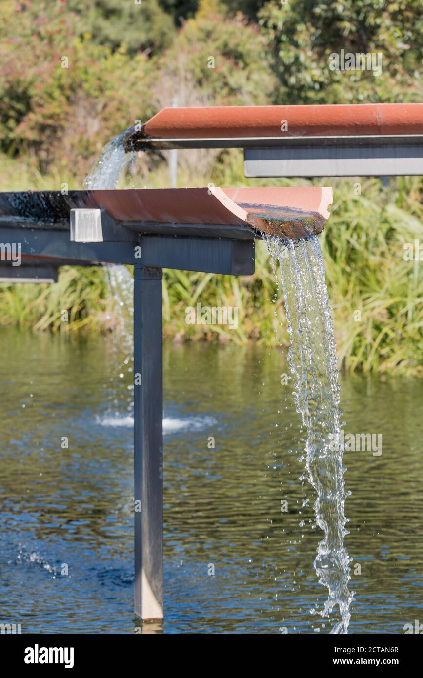 Water Falls è un'installazione di opere d'arte ambientale nel West interno, Sydney Park ad Alessandria, Sydney da Jennifer Turpin e Michaelie Crawford Foto Stock