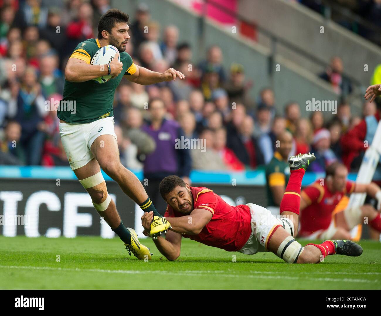 DAMIAN DE ALLANDE AFFRONTATO DA TAULUPE FALETEAU Galles contro South Africa quarto finale RWC 2015 FOTO : MARK PAIN / ALAMY Foto Stock