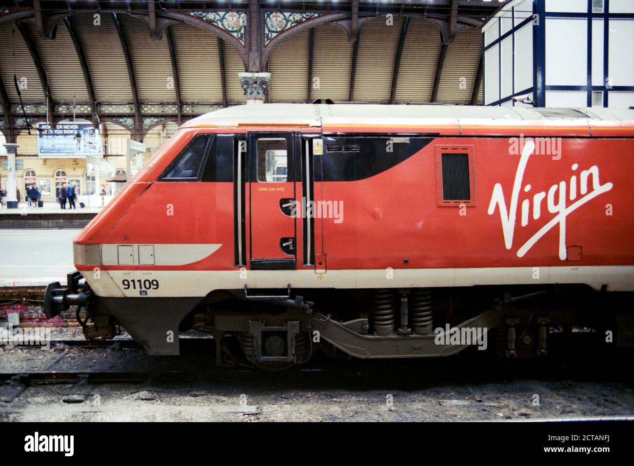York, UK - Aprile 2018: Una locomotiva elettrica Virgin Train (Classe 91) alla stazione di York per il servizio espresso di passeggeri. Foto Stock