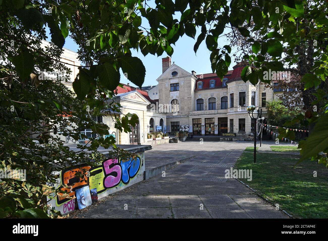 Erfurt, Germania. 22 settembre 2020. L'ex Playhouse di Erfurt. La settima edizione del Festival Internazionale del Teatro di Danza si svolgerà dal 2 ottobre all'8 novembre 2020 in due sedi a Erfurt. Nel KulturQuartier Schauspielhaus verranno organizzati sette eventi, altri tre nel Teatro Erfurt. Il motto del festival 'Move 4 Future' è stato scelto principalmente in vista del futuro dell'ex Erfurt Schauspielhaus, che è stato vuoto da anni. Credit: Martin Schutt/dpa-Zentralbild/dpa/Alamy Live News Foto Stock