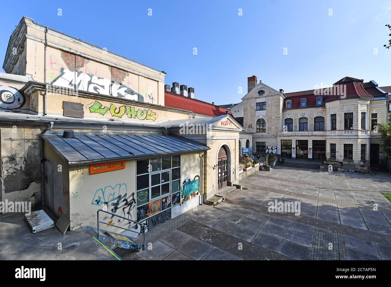 Erfurt, Germania. 22 settembre 2020. L'ex Playhouse di Erfurt. La settima edizione del Festival Internazionale del Teatro di Danza si svolgerà dal 2 ottobre all'8 novembre 2020 in due sedi a Erfurt. Nel KulturQuartier Schauspielhaus verranno organizzati sette eventi, altri tre nel Teatro Erfurt. Il motto del festival 'Move 4 Future' è stato scelto principalmente in vista del futuro dell'ex Erfurt Schauspielhaus, che è stato vuoto da anni. Credit: Martin Schutt/dpa-Zentralbild/dpa/Alamy Live News Foto Stock