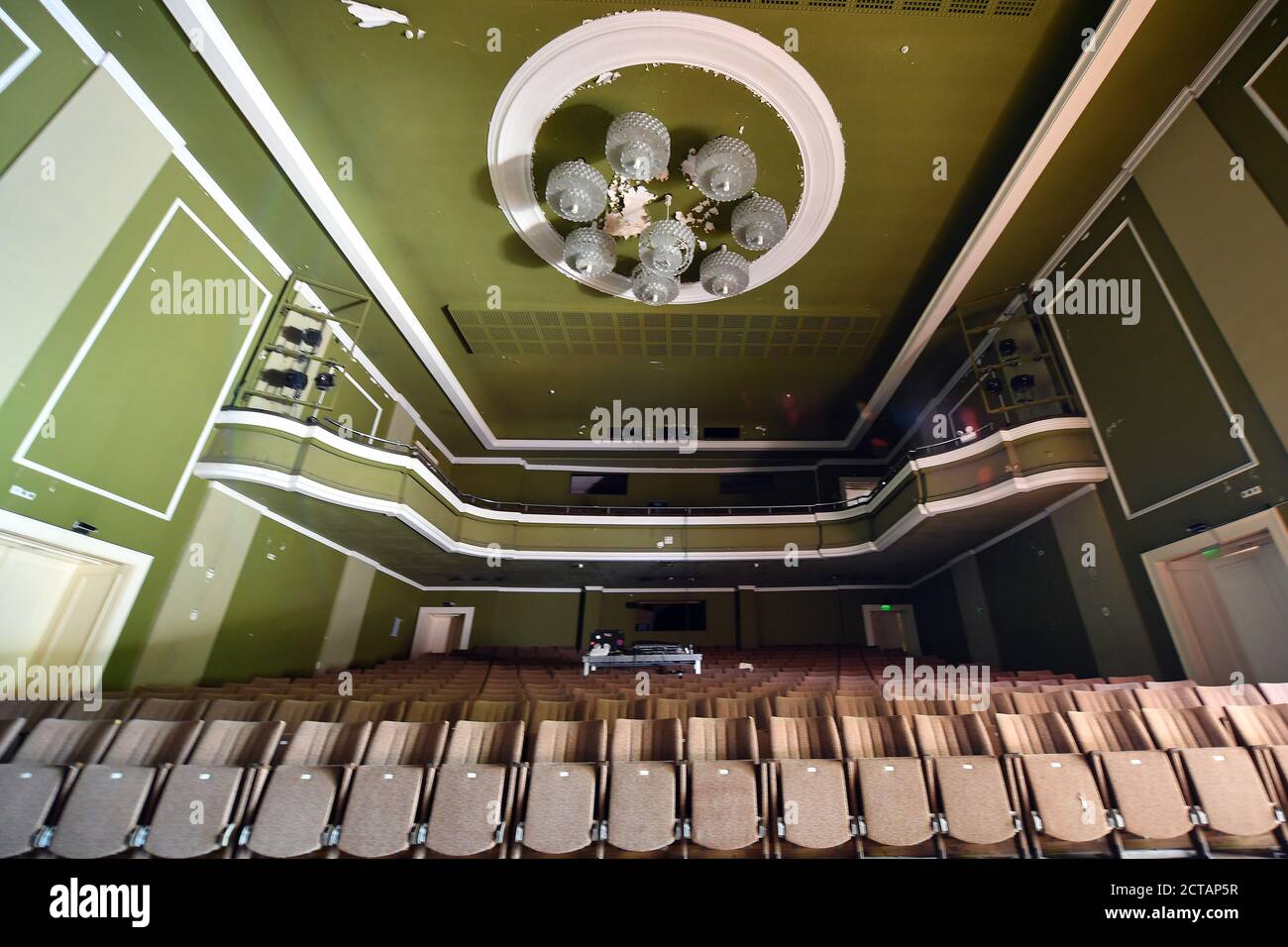 Erfurt, Germania. 22 settembre 2020. L'auditorium nell'ex teatro di Erfurt. La settima edizione del Festival Internazionale del Teatro di Danza si svolgerà dal 2 ottobre all'8 novembre 2020 in due sedi ad Erfurt. Nel KulturQuartier Schauspielhaus verranno organizzati sette eventi, altri tre nel Teatro Erfurt. Il motto del festival 'Move 4 Future' è stato scelto principalmente in vista del futuro dell'ex Erfurt Schauspielhaus, che è stato vuoto da anni. Credit: Martin Schutt/dpa-Zentralbild/dpa/Alamy Live News Foto Stock