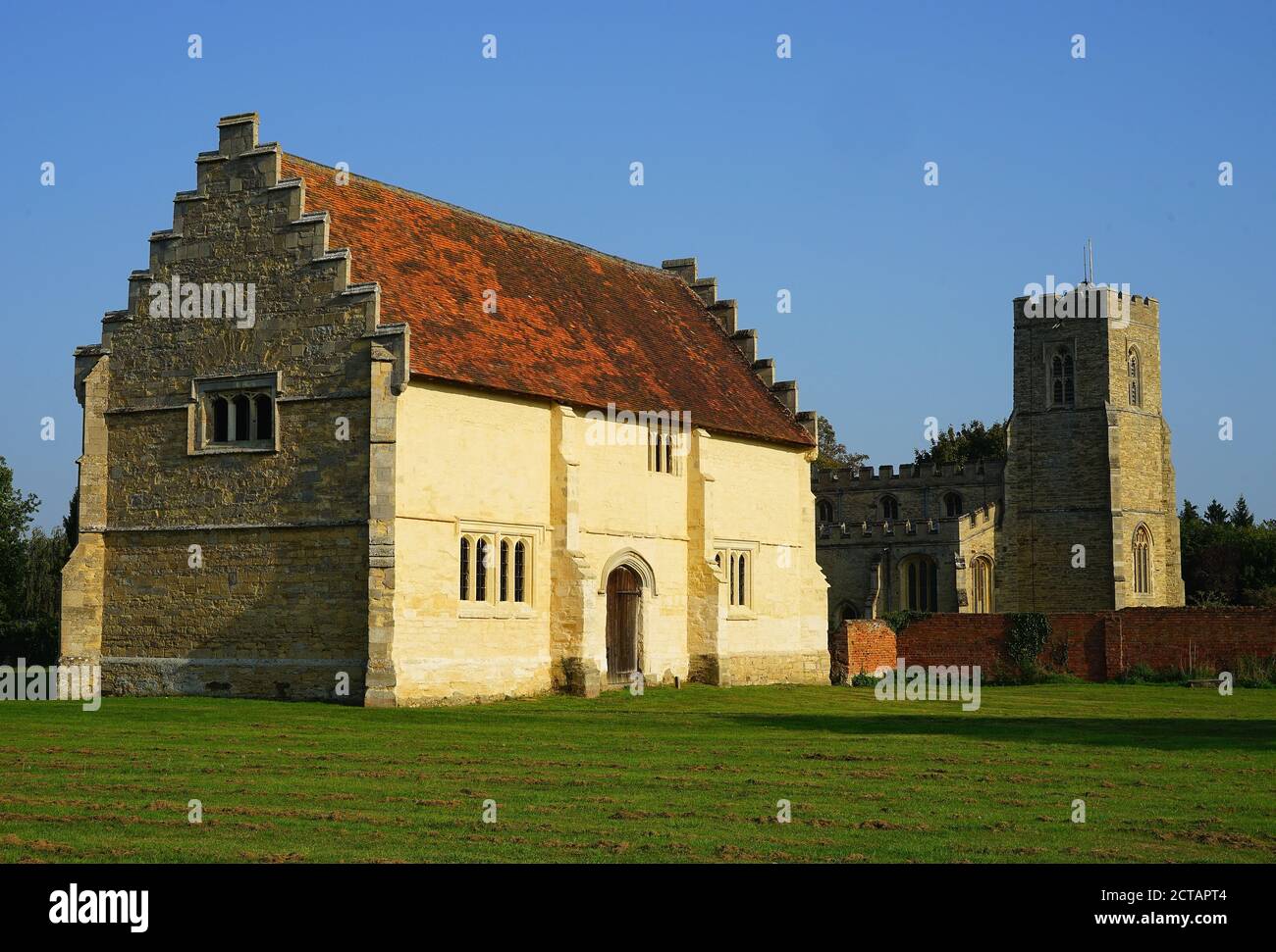 Il blocco stabile Tudor e la chiesa di San Lorenzo a Willington, Bedfordshire Foto Stock