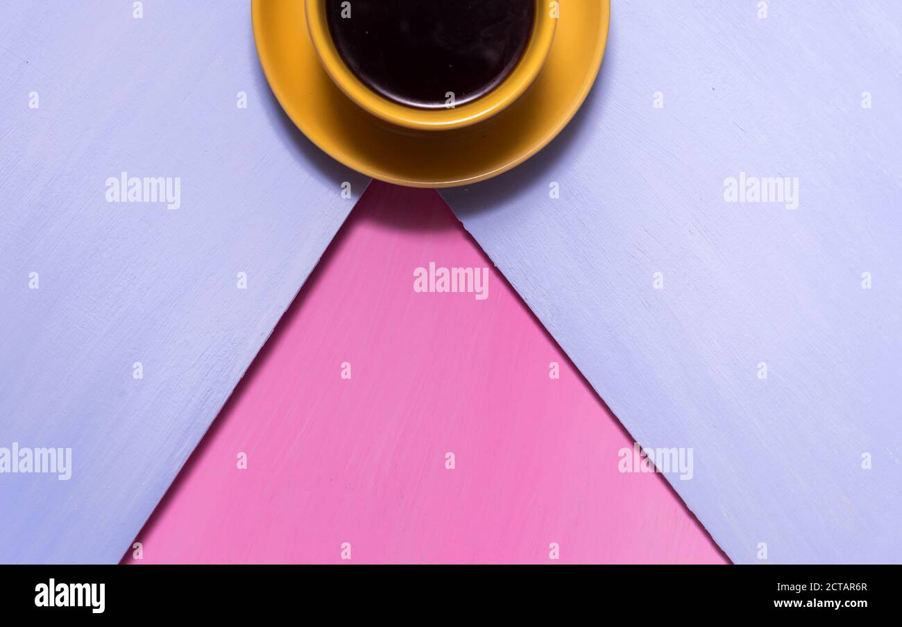 Caldo caffè nero aromatico americano su un vecchio tavolo di legno rosa blu con foglie d'autunno. Caffè caldo. Foto Stock