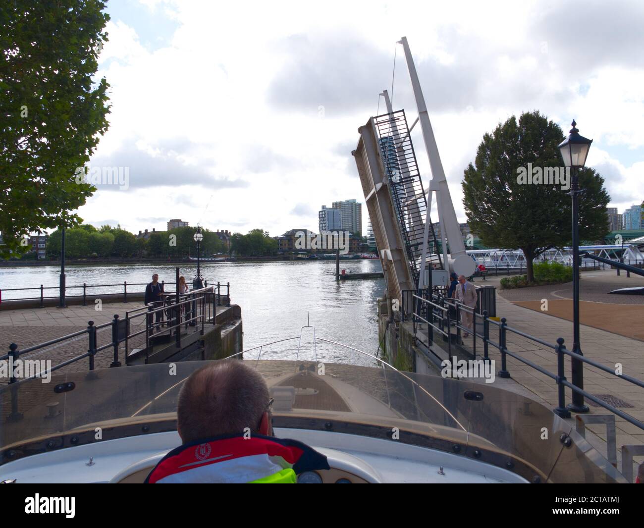 Chelsea Harbour Marina per yacht di lusso, Chelsea Harbour Design Center, Hotel e Lock. Royal Borough of Kensington & Chelsea. Imperial Wharf. Foto Stock