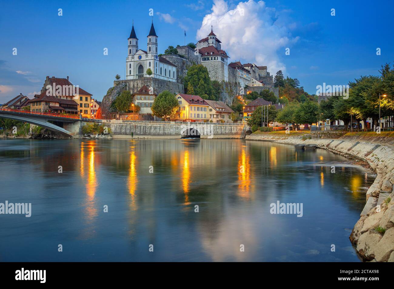 Aarburg, Svizzera. Immagine del paesaggio urbano della bellissima città di Aarburg con il riflesso della città nel fiume Aare al tramonto. Foto Stock