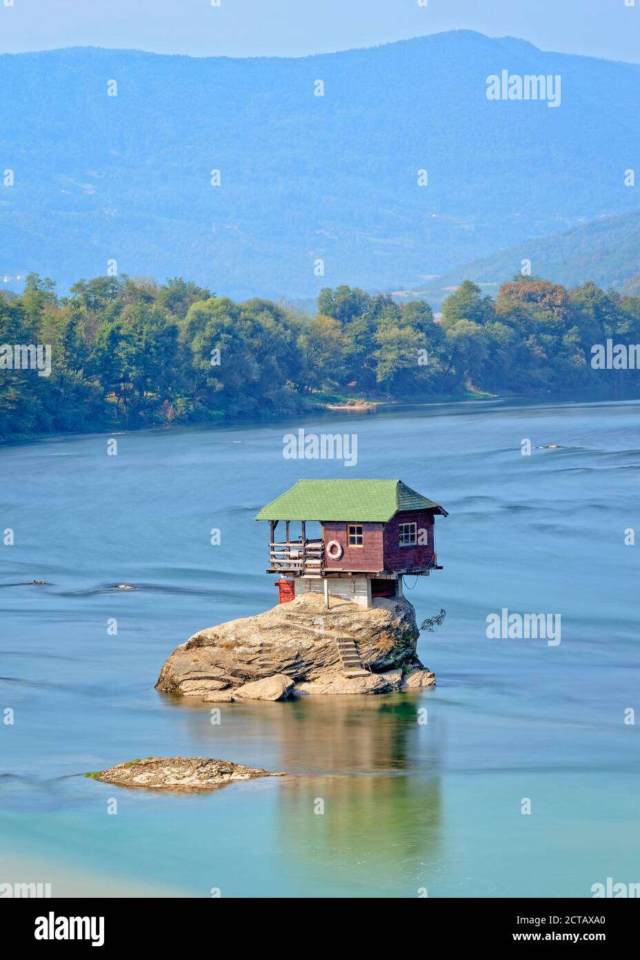 Casa sul fiume Drina, Bajina Basta, Serbia Foto Stock
