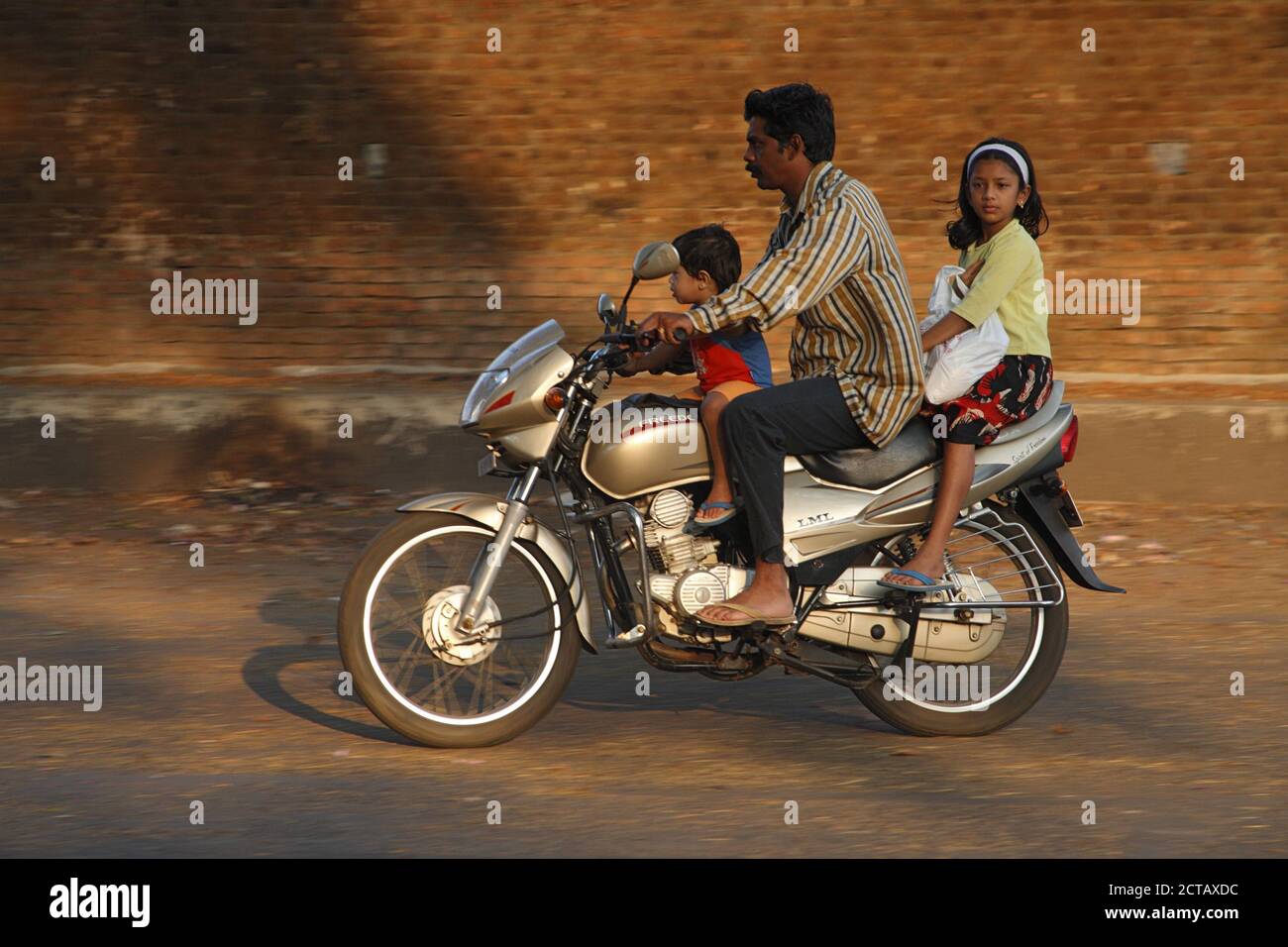 Famiglia indiana su piccola moto Hero Honda, Kerala, India 18 febbraio 2007 Foto Stock