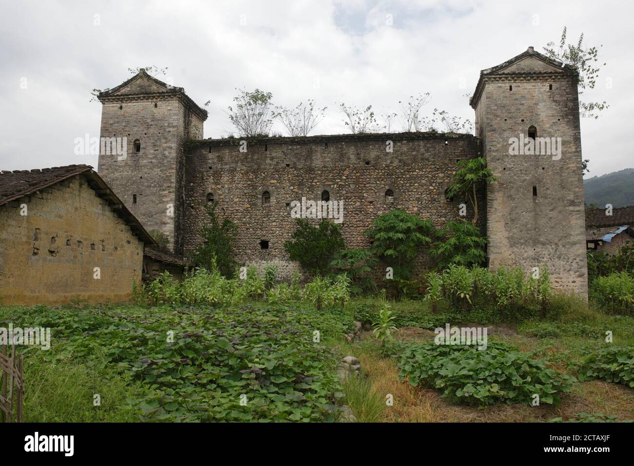 Fortificazioni a Luokeng, vicino a Shaoguan, provincia del nord di Guangdong, Cina 21 agosto 2014 Foto Stock