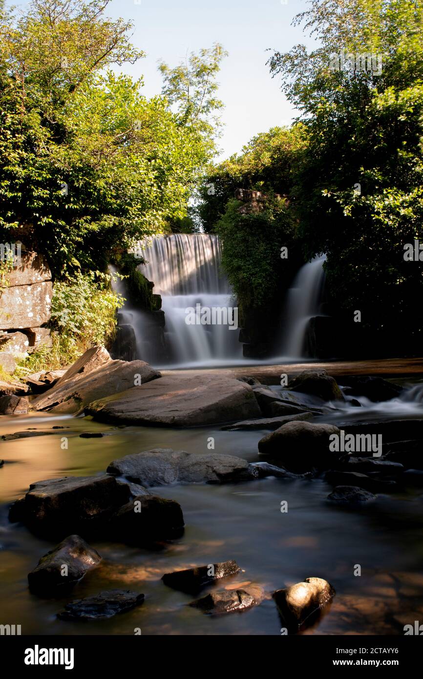Bella cascata in una mattinata di sole ai boschi della valle del Pollergare Foto Stock
