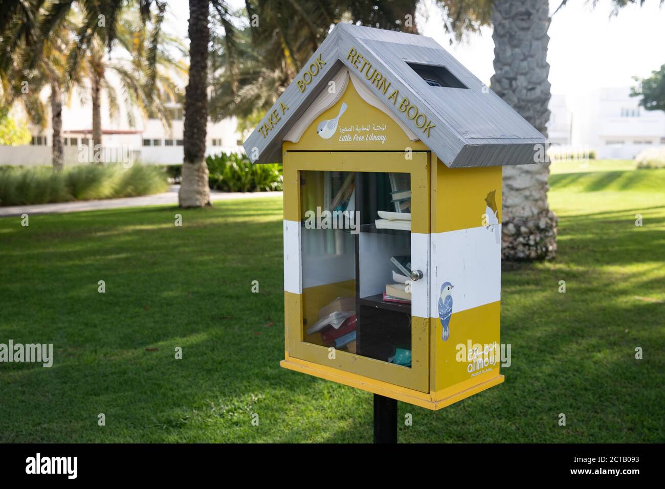 Mini biblioteca, libri gratuiti nel parco sulla spiaggia. Al Mouj, The Wave, Muscat, Oman Foto Stock