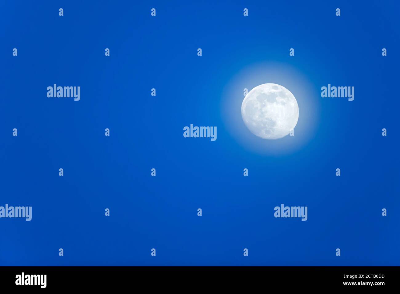 Luna piena nella nebbia mattutina sul cielo blu. Foto Stock