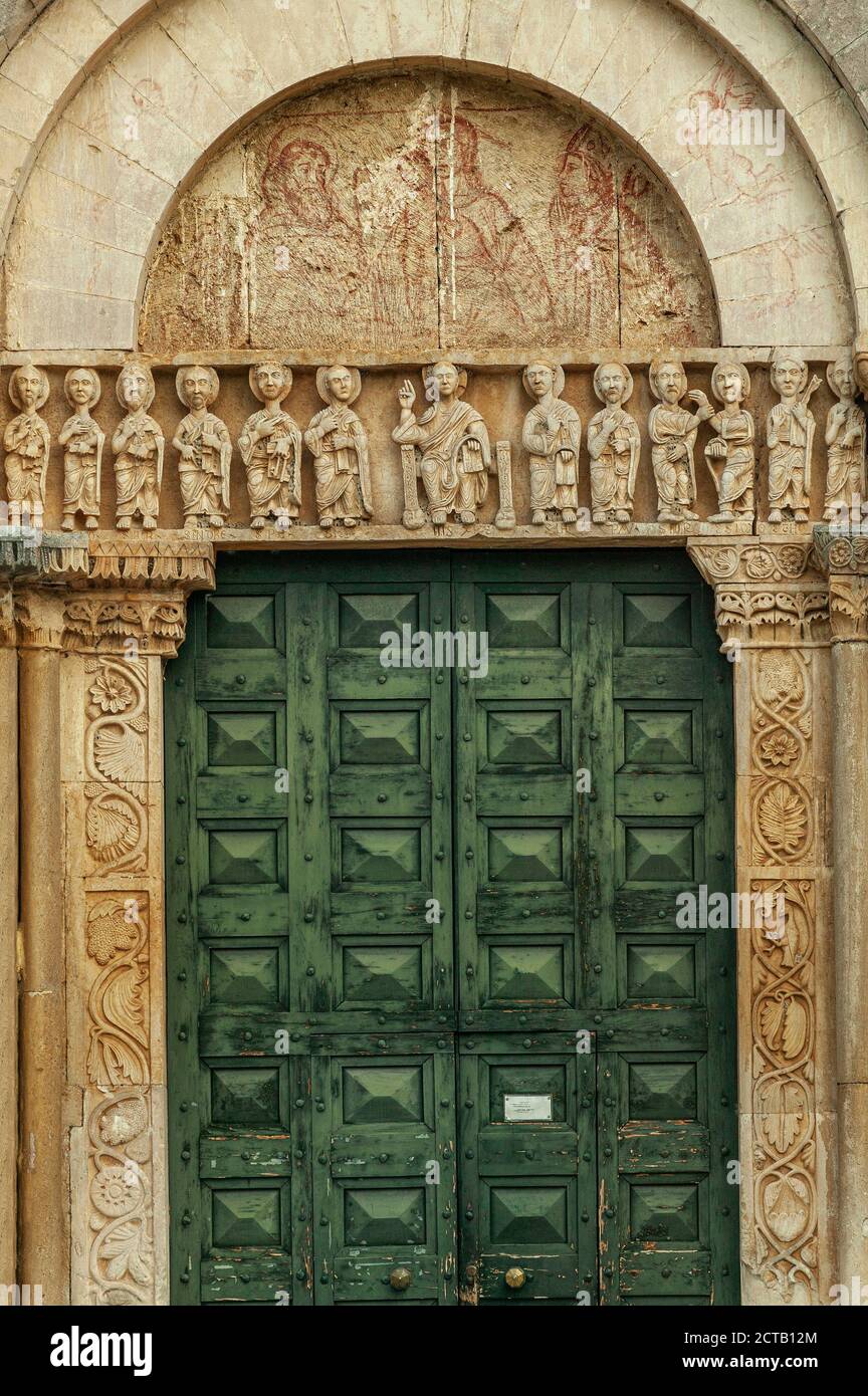 Italia. Abruzzo. Caramanico Terme. Chiesa di San Tommaso Becket, portale Foto Stock