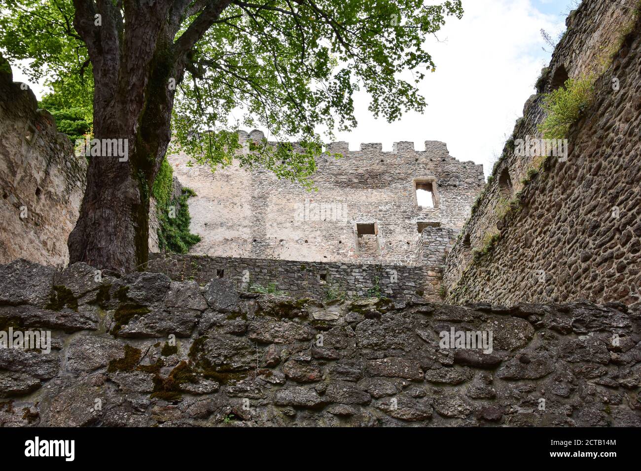 Le rovine del castello di Chojnik, nel Parco Nazionale di Karkonosze in Polonia. Foto Stock