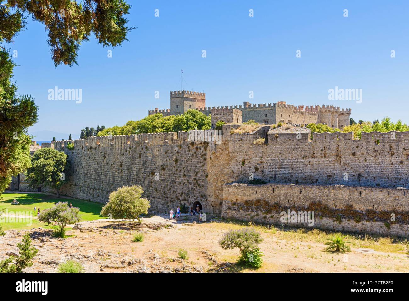 Vecchio fossato e le mura della città vecchia medievale di Rodi, Isola di Rodi, Dodecanese, Grecia Foto Stock