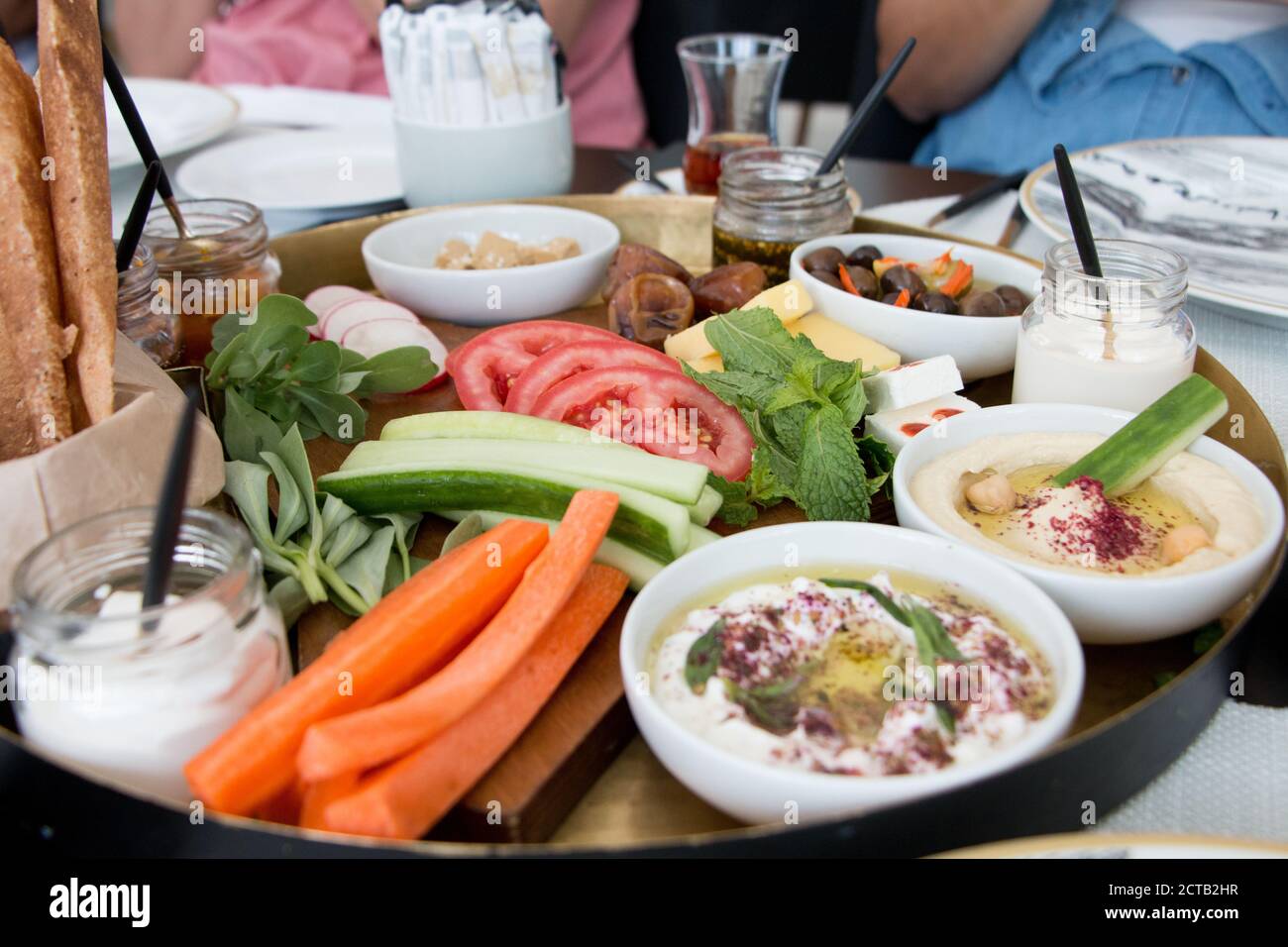 Una caffettiera in nero e oro da un lussuoso ristorante che serve cibo tradizionale Kuwait. Foto Stock