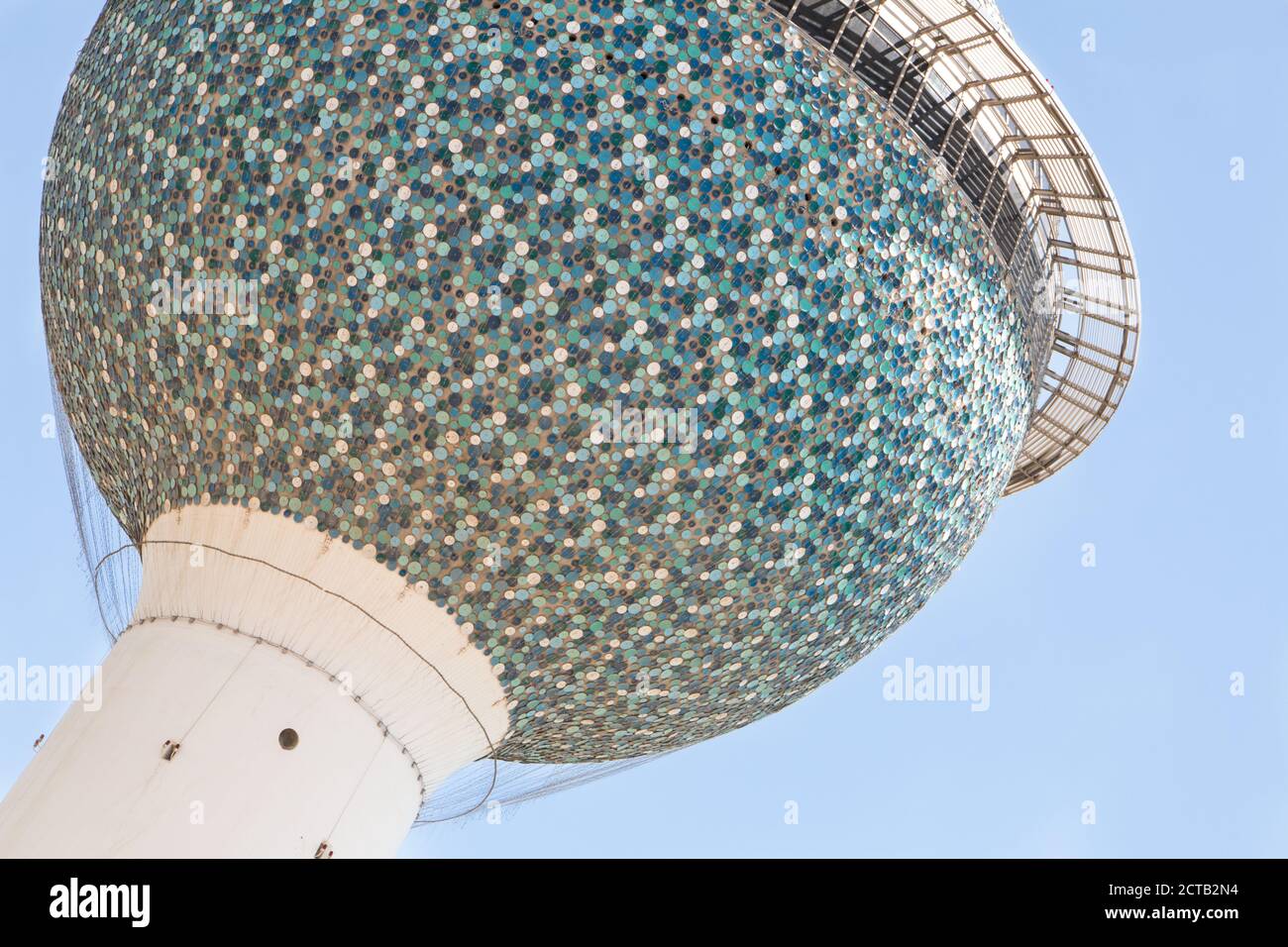 Le iconiche torri Kuwait da vicino mostrano i suoi dischi blu in smalto nei dettagli. Foto Stock
