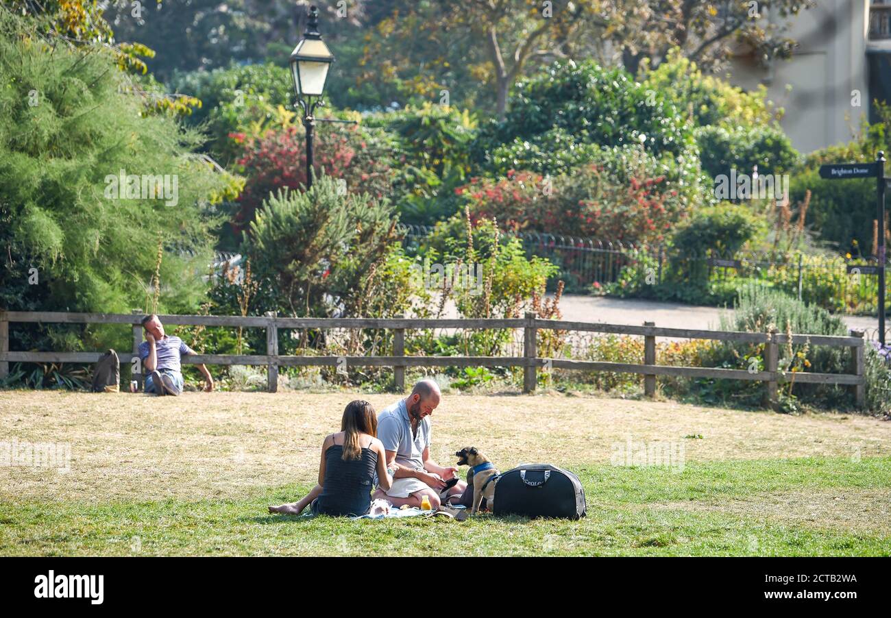 Brighton UK 22 settembre 2020 - i visitatori godono un altro giorno di sole caldo in Pavilion Gardens Brighton oggi, ma il tempo è previsto per condizioni molto più fresco da domani in poi: Credit Simon Dack / Alamy Live News Foto Stock