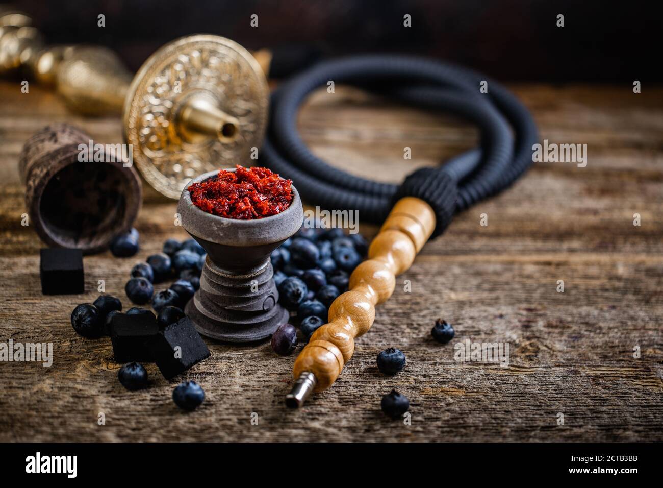 Testa di hookah di pietra araba ripiena di tabacco aromatizzato al mirtillo Foto Stock