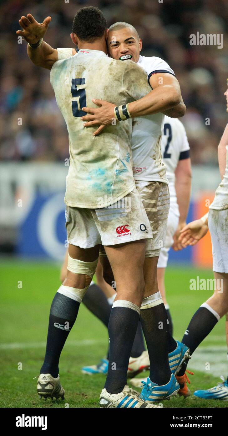 LUTHER BURRELL FESTEGGIA UNA PROVA CON COURTENAY LAWES FRANCIA / INGHILTERRA SEI NAZIONI CHAMPIONSHIP STADE DE FRANCE - PARIS COPYRIGHT PICTURE : Foto Stock