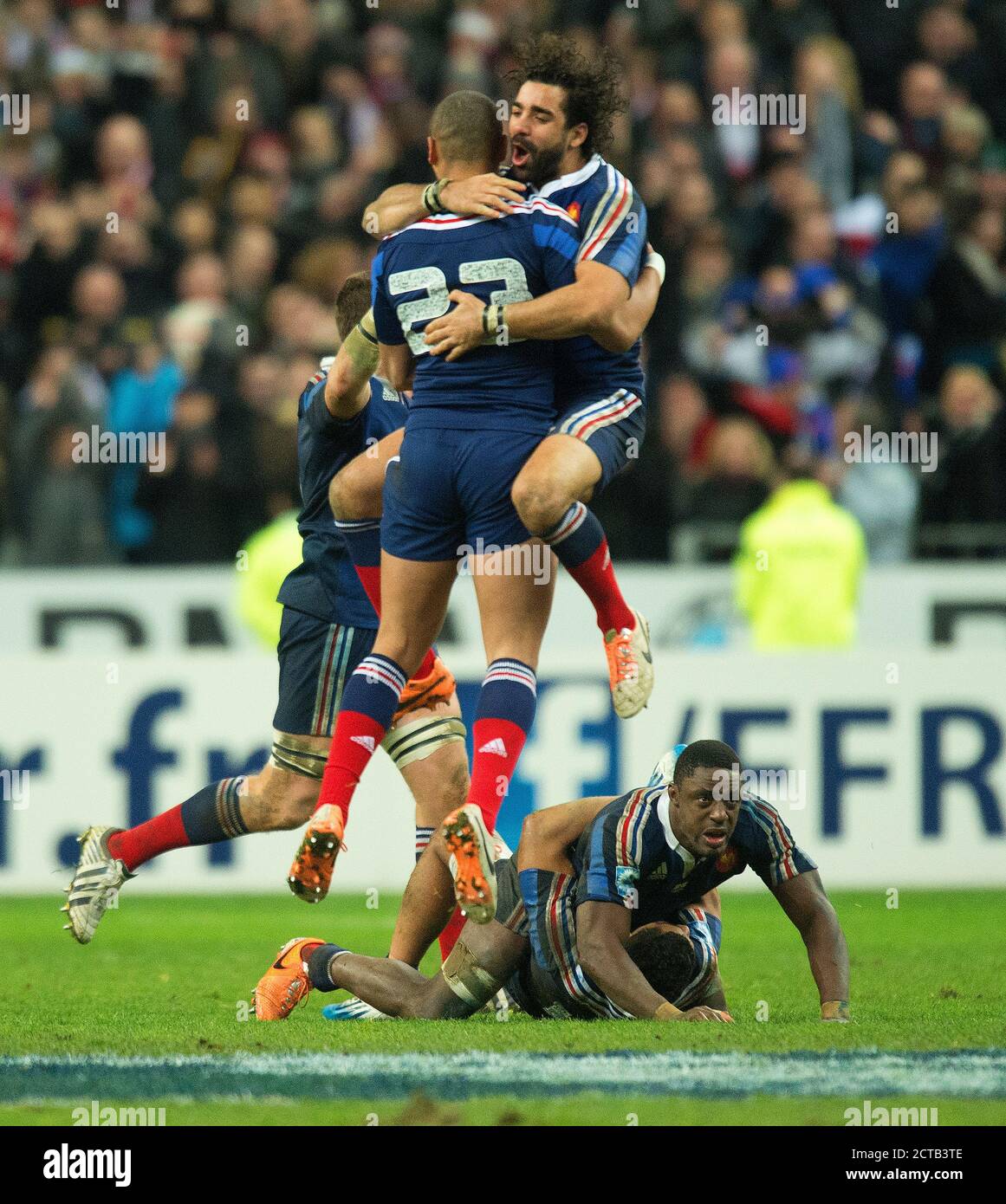 GAEL FICKOU E I COMPAGNI DI SQUADRA FRANCESI CELEBRANO LA VITTORIA IN FINALE WHISTLE FRANCIA / INGHILTERRA SEI NAZIONI CHAMPIONSHIP STADE DE FRANCE - PARIGI Copyright Foto Stock