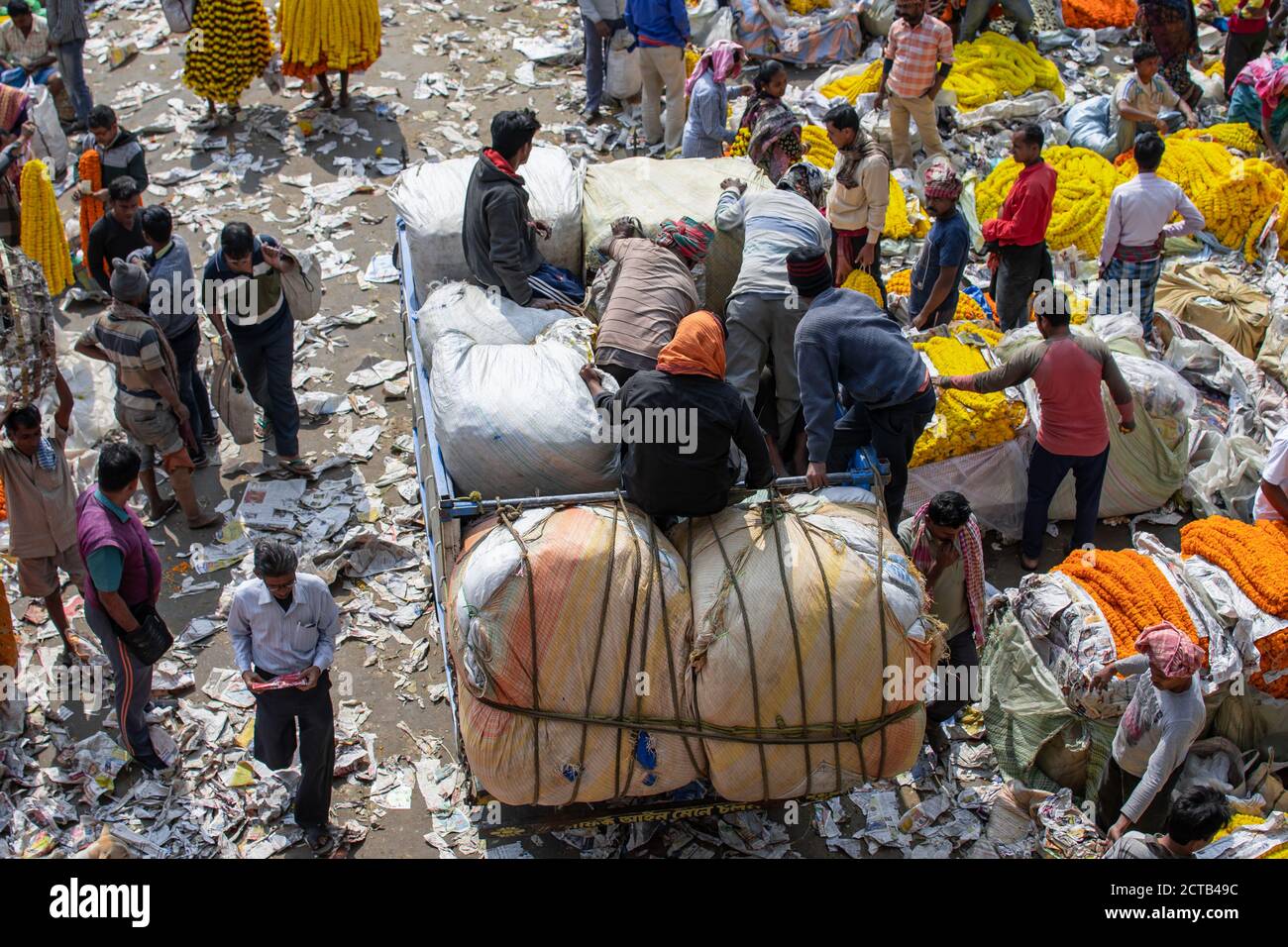 Kolkata, India - 2 febbraio 2020: Le persone non identificate consegnano nuovi pacchetti con fiori di marigola in camion al mercato dei fiori di Mallick Ghat Foto Stock