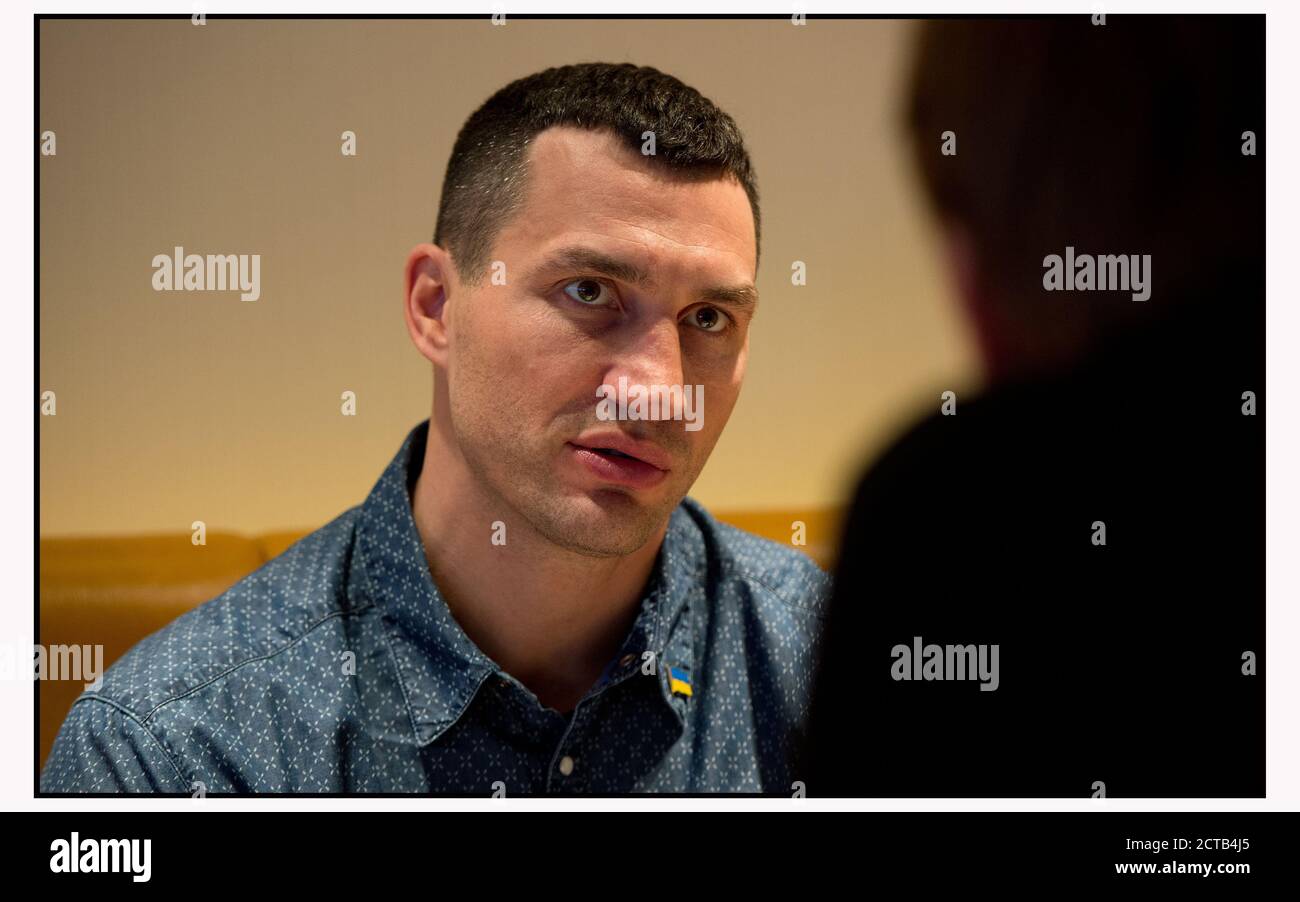 Wladimir Klitschko, campione mondiale di boxe pesante a Londra. Indossa un perno ucraino sul suo collare. Credito immagine : © MARK PAIN / ALAMY Foto Stock