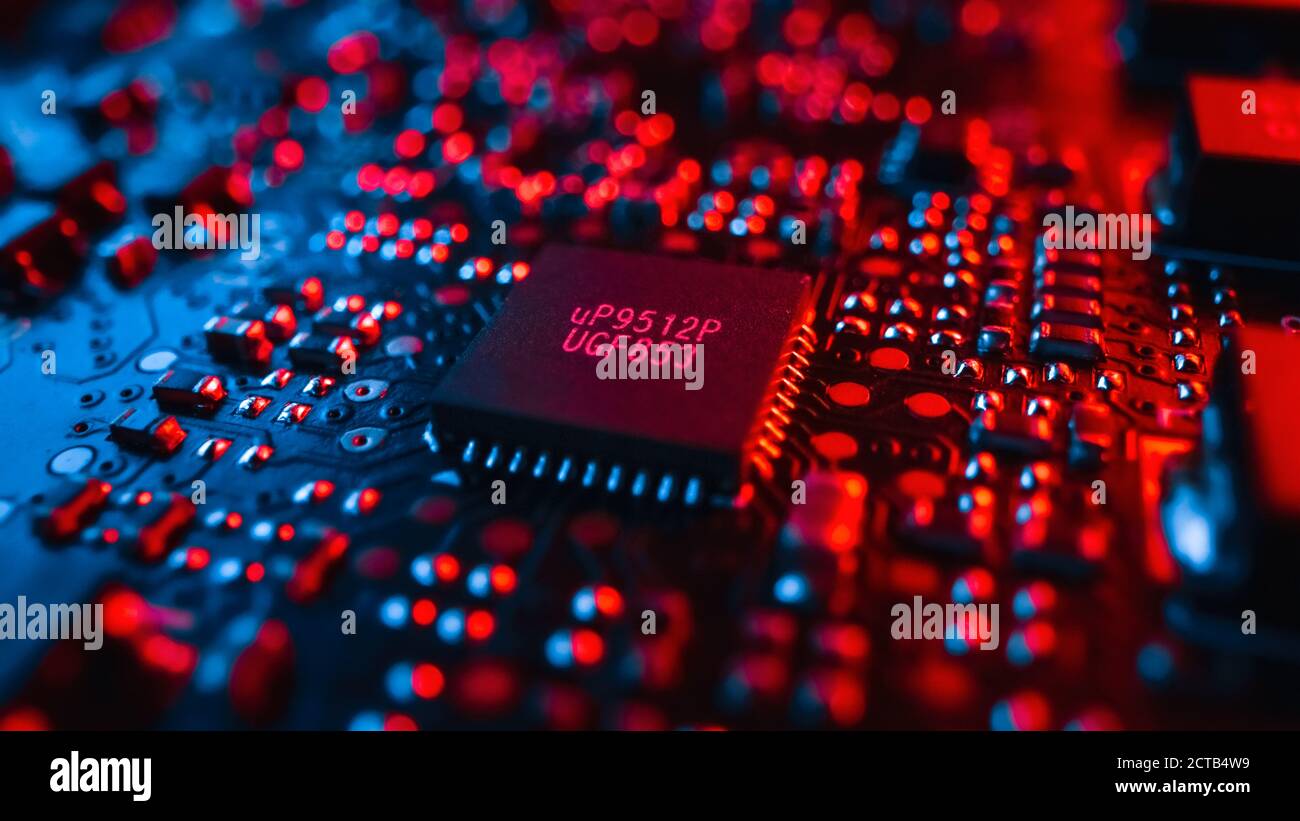 Primo piano Macro Shot di Microchip, processore CPU, scheda a circuito stampato o scheda madre per computer con componenti: Interno del dispositivo elettronico. Neon Colo Foto Stock