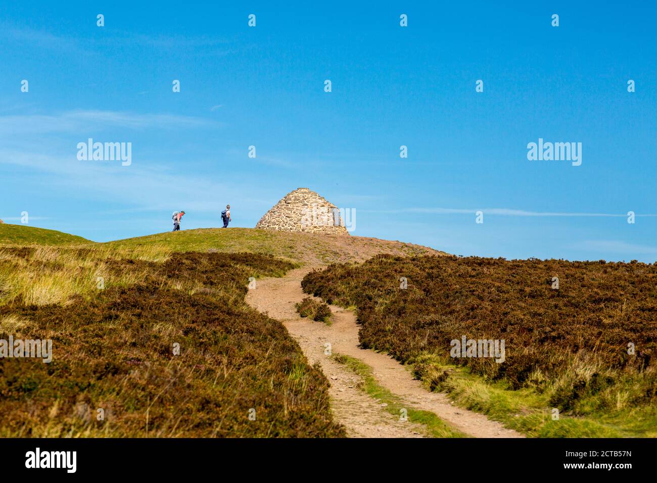 Gli escursionisti si avvicinano alla cima commemorativa del Cairn a Dunkery Beacon (1.705 piedi) - il punto più bello del Somerset e del Parco Nazionale Exmoor, Inghilterra, Regno Unito Foto Stock