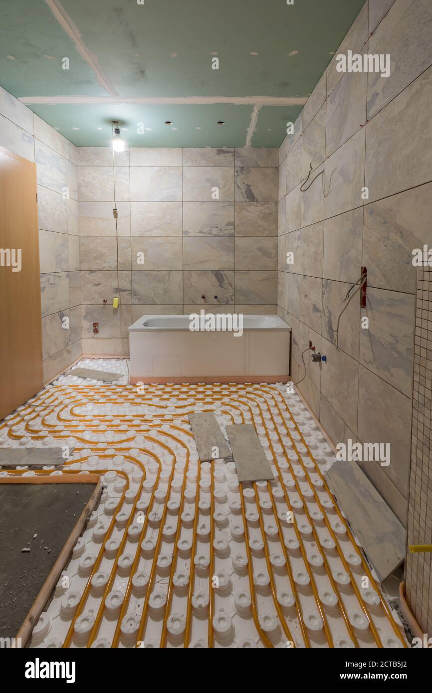 Ristrutturazione di un bagno con piastrelle, vasca e riscaldamento a  pavimento Foto stock - Alamy