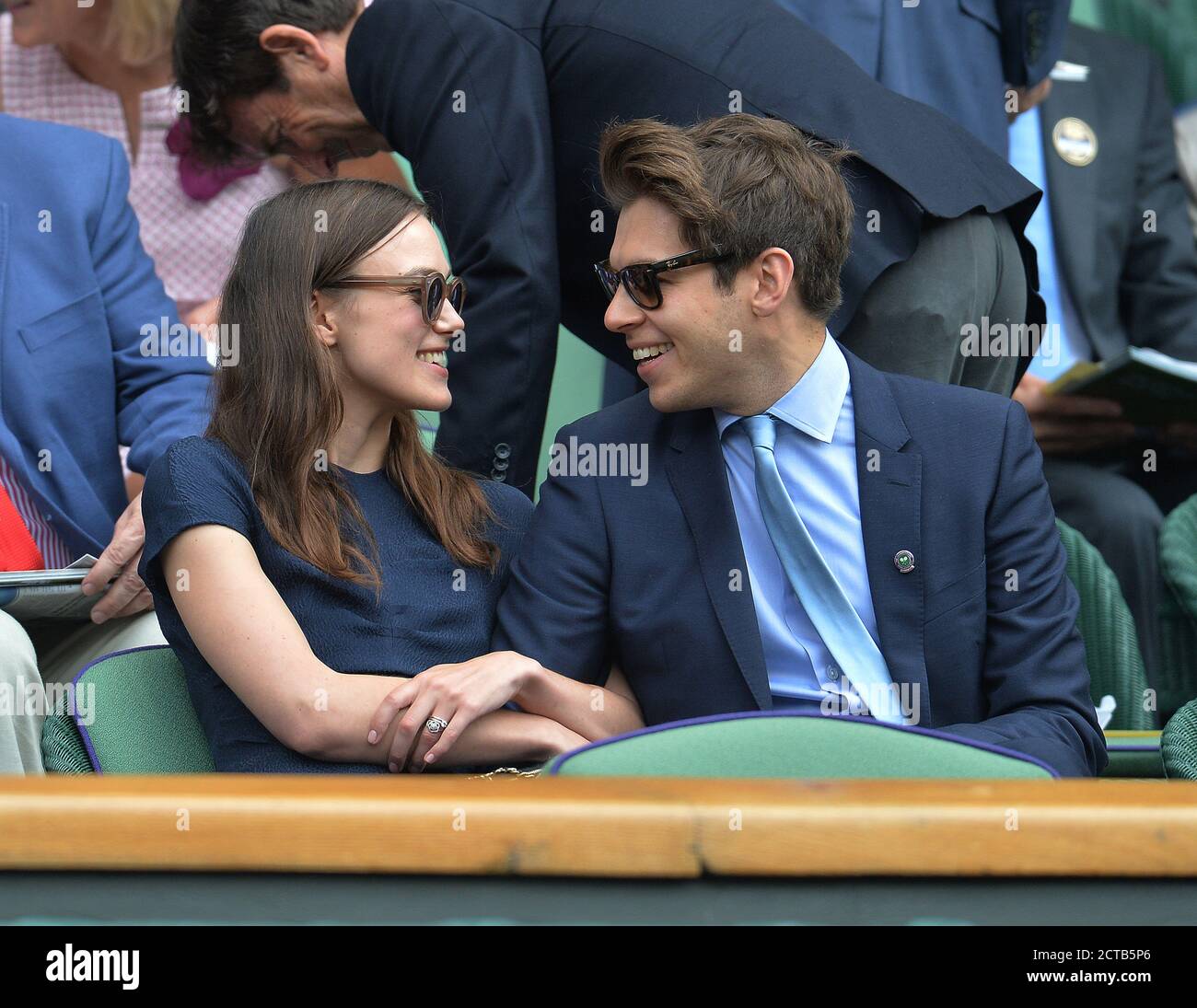 ATTRICE KEIRA KNIGHTSLEY CON IL MARITO JAMES RIGHTON. WIMBLEDON LADIES FINAL 2014 Eugenie Bouchard contro Petra Kvitova PICTURE CREDIT : MARK PAIN / ALAMY Foto Stock