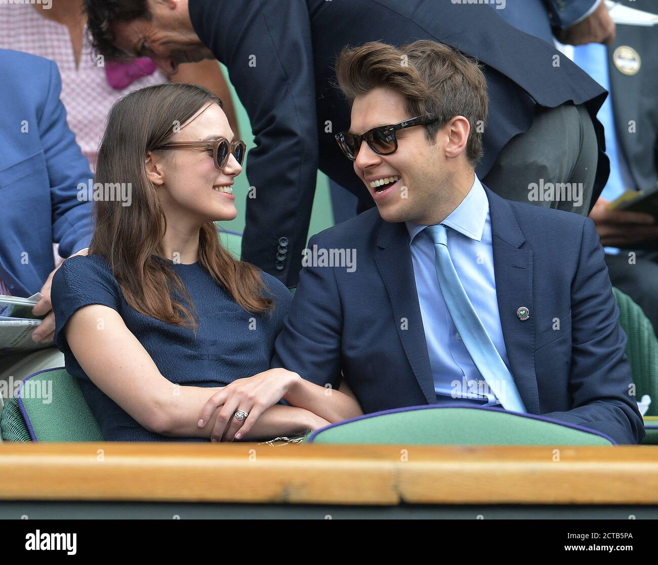 ATTRICE KEIRA KNIGHTSLEY CON IL MARITO JAMES RIGHTON. WIMBLEDON LADIES FINAL 2014 Eugenie Bouchard contro Petra Kvitova PICTURE CREDIT : MARK PAIN / ALAMY Foto Stock