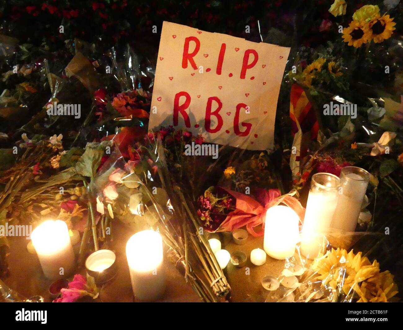 Washington DC, Stati Uniti. 22 settembre 2020. Washington DC - USA, 21/09/2020 - (NUOVO) una moltitudine di fiori in ricordo di Ruth Bader Ginsburg. 21 settembre 2020, Washington DC, USA: Illuminato a lume di candela, un mare quasi infinito di fiori rivela il sentimento pubblico che onora la memoria di Justice Ruth Bader Ginsburg della Corte Suprema degli Stati Uniti, morto per cancro al pancreas il 18 settembre a Washington DC. Durante tutta la sua vita, ha sostenuto la causa per l'uguaglianza di genere e il diritto di womenÃ¢â‚¬â„¢nelle sue opinioni liberali della legge ed è stato popolarmente conosciuto come ''il famoso R.B.G, '' un nome s Foto Stock