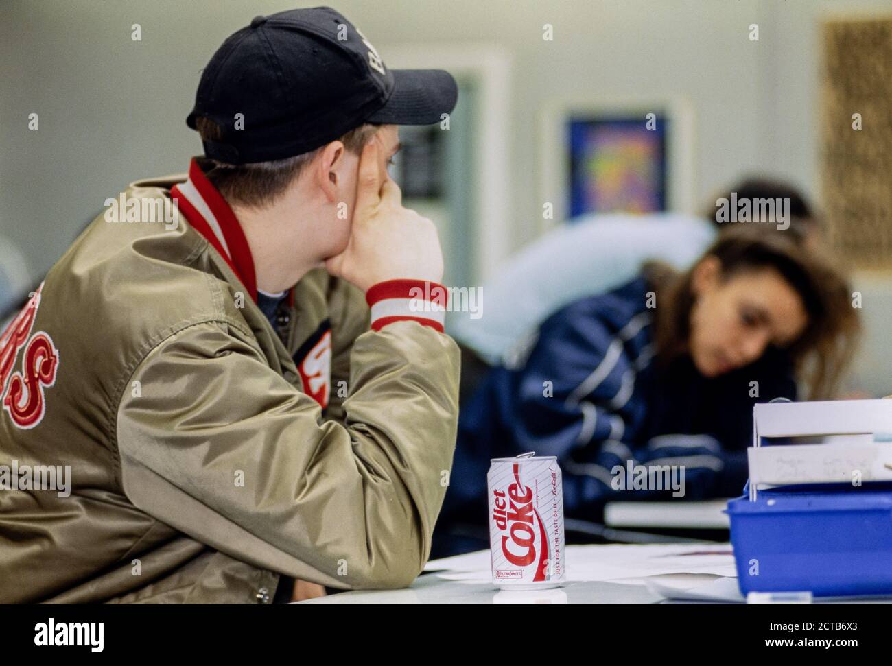 Studenti e personale al lavoro nel dipartimento di arte commerciale dell'American College di Londra nel West End. 26 luglio 1993. Foto: Neil Turner Foto Stock