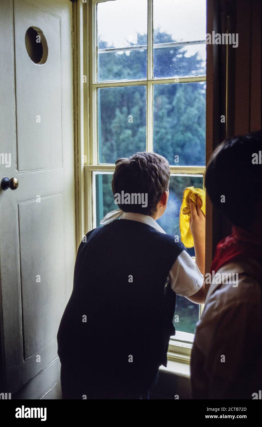 Gli studenti delle scuole locali visitano Preston Manor a Brighton, East Sussex, per partecipare a un gioco di ruolo edoardiano dove imparano come lavorare in una casa padronale come servitori e pulitori. 24 gennaio 1994. Foto: Neil Turner Foto Stock