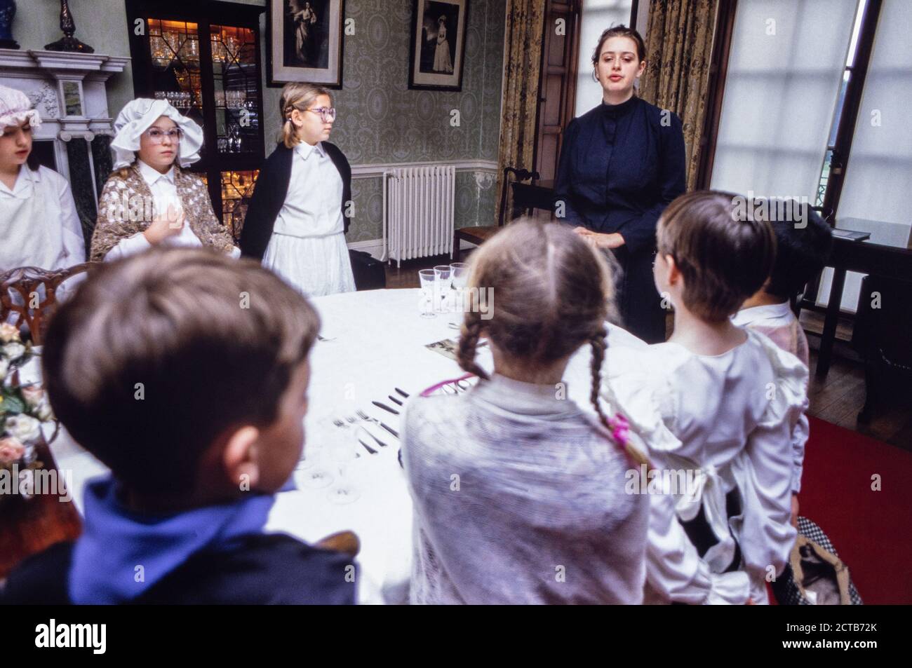 Gli studenti delle scuole locali visitano Preston Manor a Brighton, East Sussex, per partecipare a un gioco di ruolo edoardiano dove imparano come lavorare in una casa padronale come servitori e pulitori. 24 gennaio 1994. Foto: Neil Turner Foto Stock