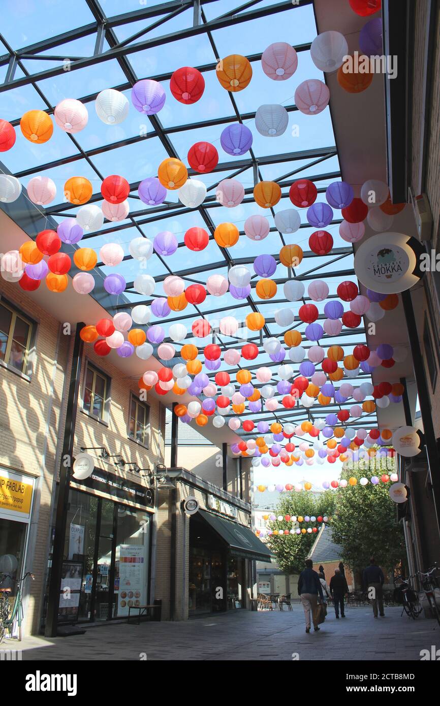 AALST, BELGIO, 18 SETTEMBRE 2020: Le lanterne colorate decorano la galleria commerciale Pieter van Aelst. E' una delle principali aree dello shopping della citta' Foto Stock