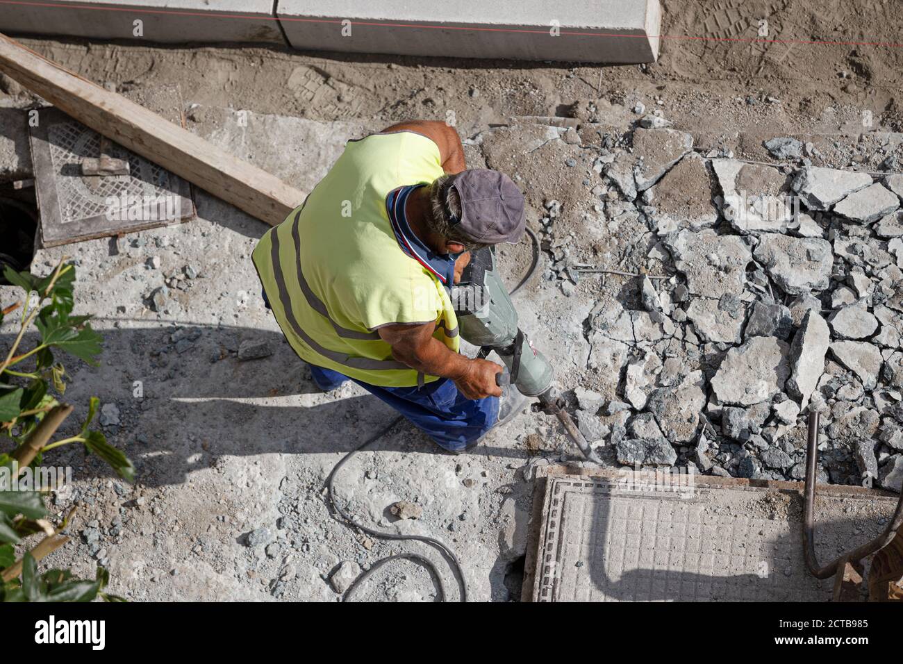 Immagini Stock - Un Operaio Edile Che Usa Un Martello Pneumatico Per  Rompere Il Cemento In Un Cantiere Di Demolizione, Generato Dall'IA. Image  205873962