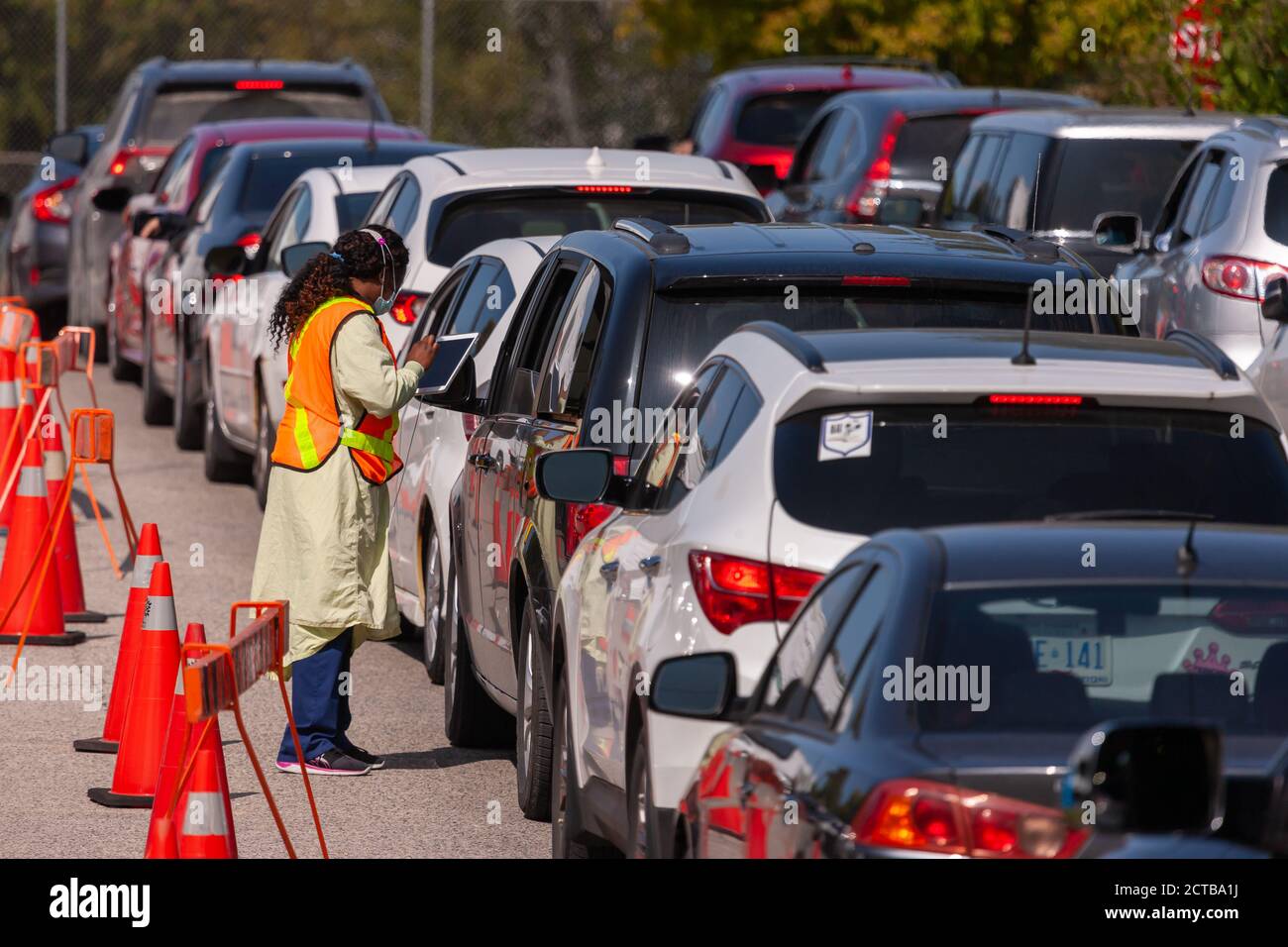 Londra, Canada - Settembre, 21, 2020. Prima di procedere per un COVI, le auto sono in attesa di tre ore per essere viste dagli infermieri che si sottoporono a screening sanitario pubblico Foto Stock