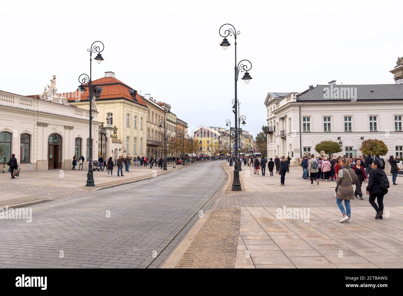 Varsavia, Polonia - 19 ottobre 2019: Vista sull'affollata via Krakowskie Przedmiescie, una delle strade più conosciute e prestigiose del capi polacco Foto Stock