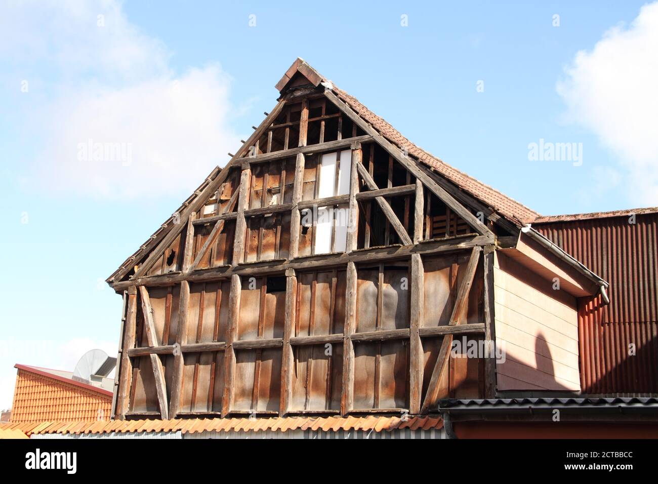 una vecchia casa dilapidate a graticcio Foto Stock
