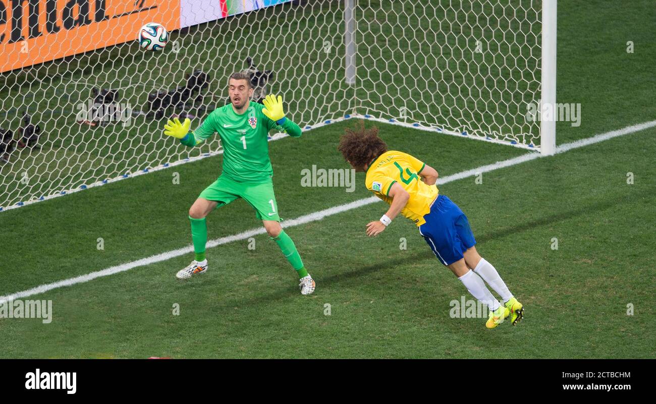David Luiz si fa male alla palla con un volo Header ma non riesce a colpire l'obiettivo Brasile / Croazia Coppa del mondo Brasile 2014 - Arena de Sao Paolo Pi Foto Stock