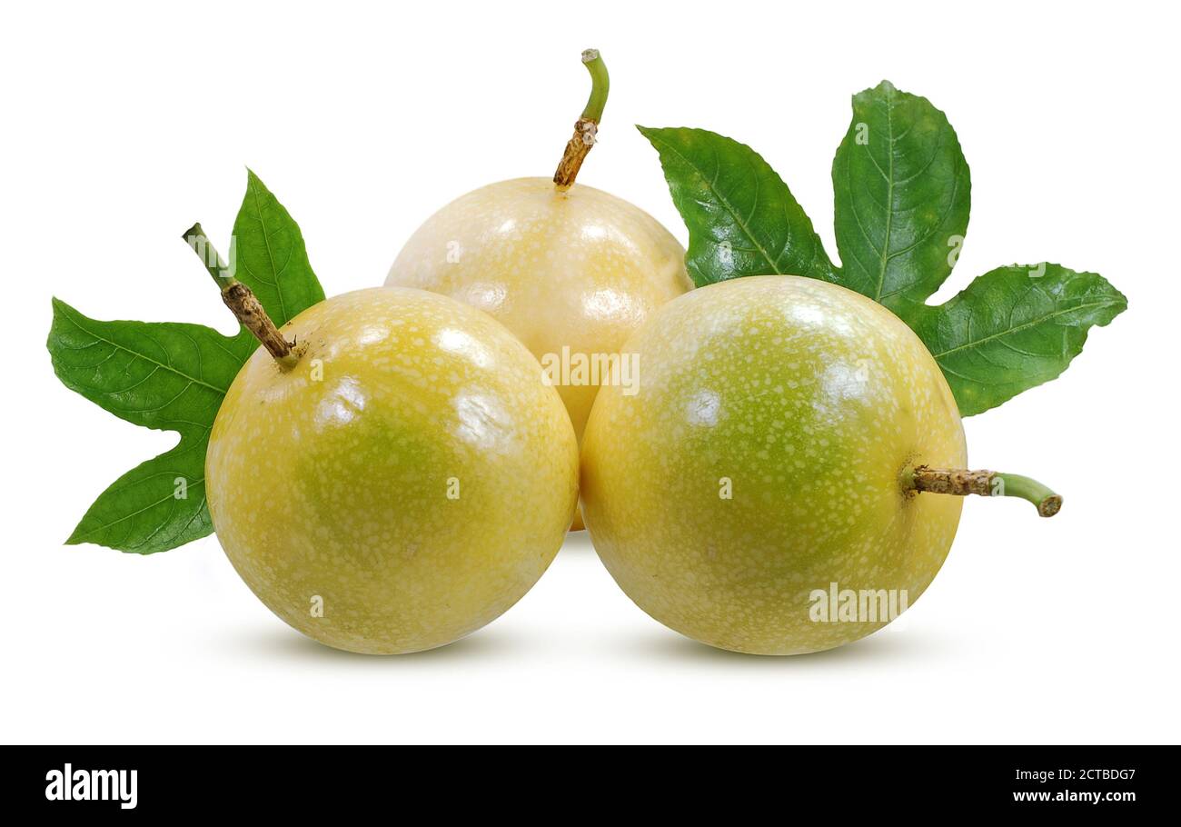 Frutti della passione isolati su sfondo bianco Foto Stock