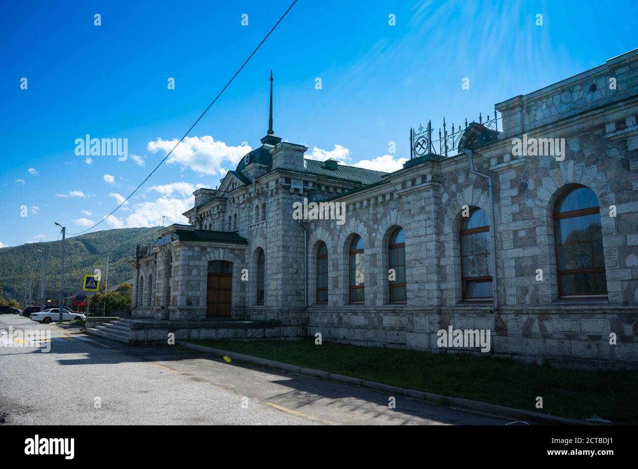 Slyudyanka, Irkutsk regione-16 settembre 2020: Paesaggio urbano con vista sull'edificio della stazione ferroviaria. Foto Stock