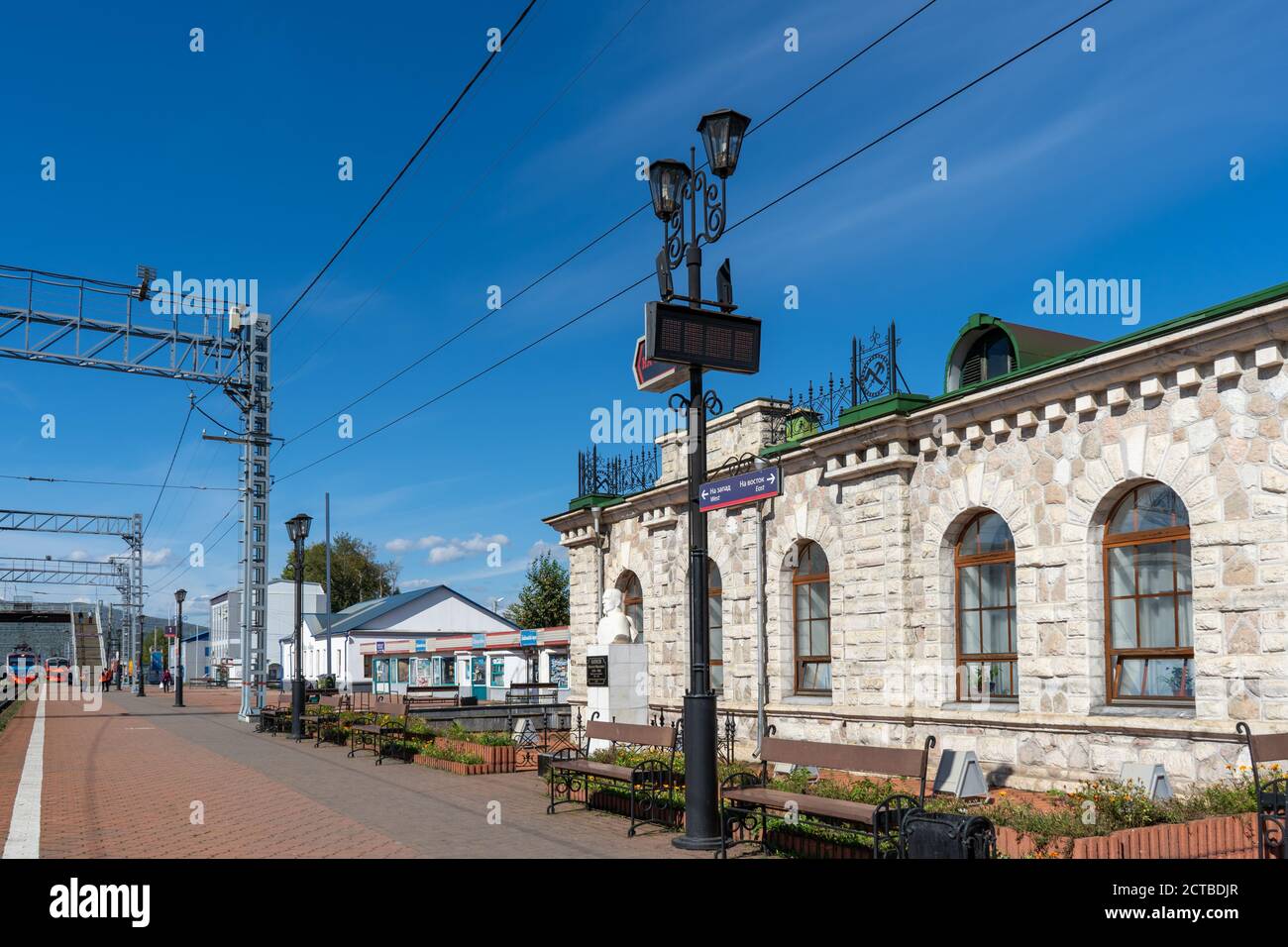 Slyudyanka, Irkutsk regione-16 settembre 2020: Paesaggio urbano con vista sull'edificio della stazione ferroviaria. Foto Stock