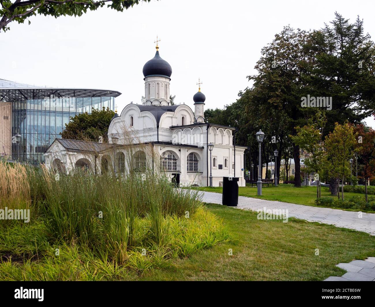 MOSCA, RUSSIA - 13 SETTEMBRE 2020: Chiesa della Concezione di Sant'Anna nel parco urbano di Zaryadye nel distretto di Kitay-Gorod della città di Mosca. La chiesa Foto Stock