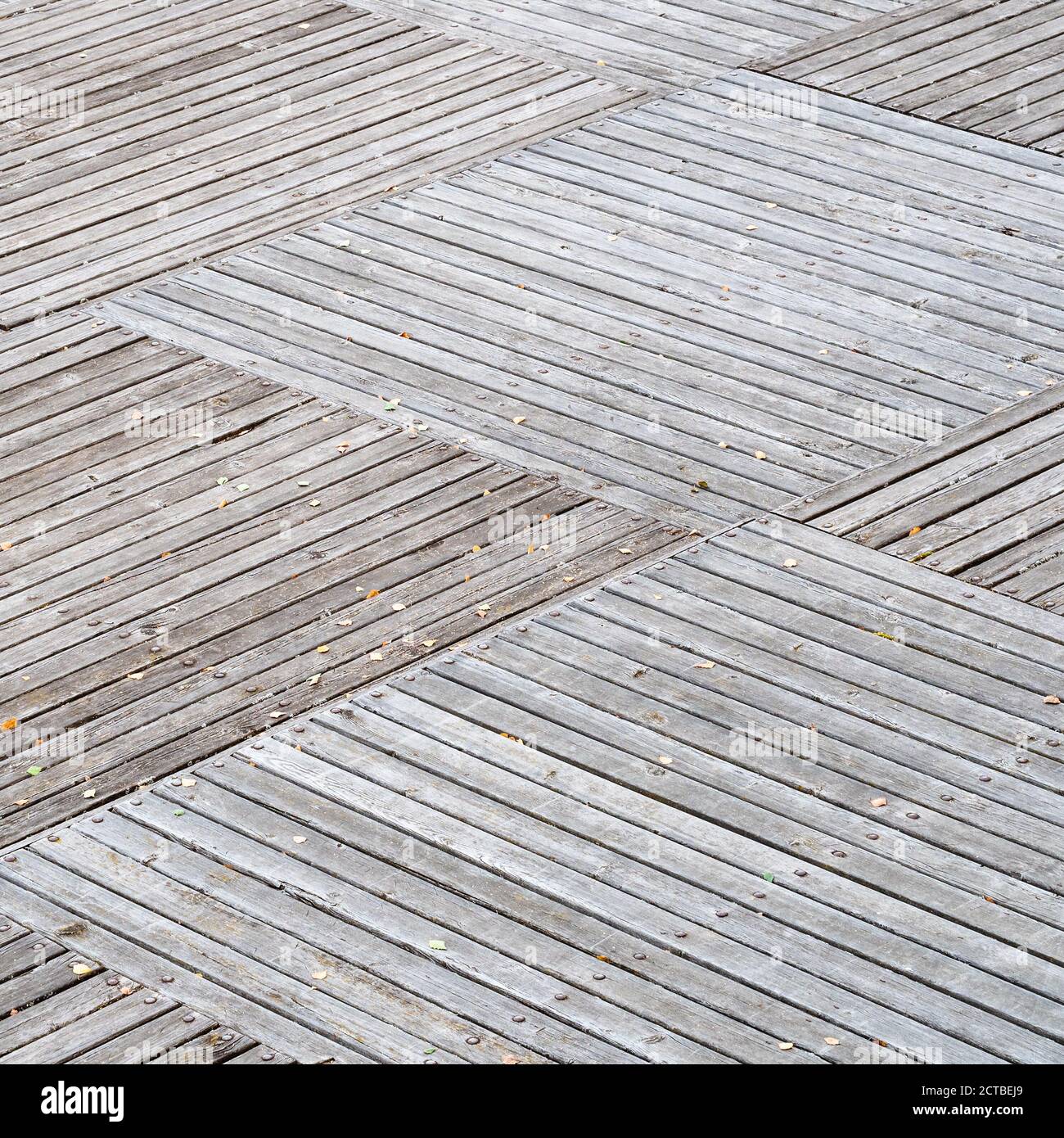 pavimentazione in legno sbiancato naturale a scacchi del molo esterno Foto Stock