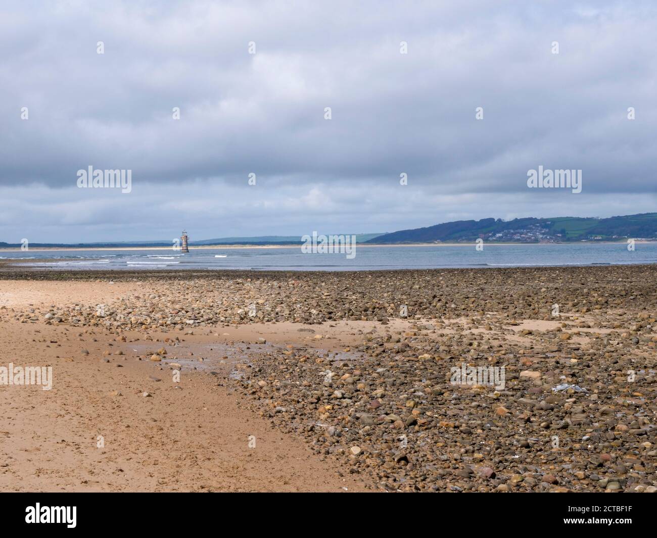 Il faro e la spiaggia di Whiteford Sands sulla Foce sul fiume Lougfor sulla penisola di Gower Galles Regno Unito Foto Stock