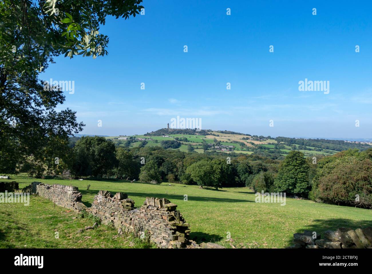 Castle Hill da vicino a Farnley Tyas, Huddersfield, West Yorkshire, Inghilterra, Regno Unito Foto Stock
